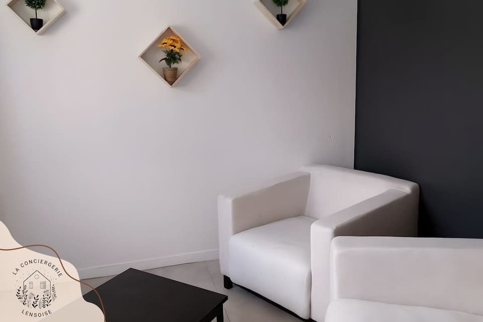 2 FAUTEUILS AVEC TABLE BASSE