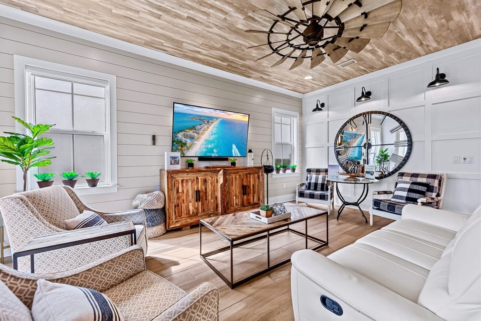 Magnolia Retreat – Free 6-seat golf cart, just 2 minutes to the beach! Spacious 7BR/7BA home sleeps 22 with 16 beds. Enjoy 2 game rooms, bunk rooms, and heated pool steps away. Perfect for family vacations, groups, and beach getaways.