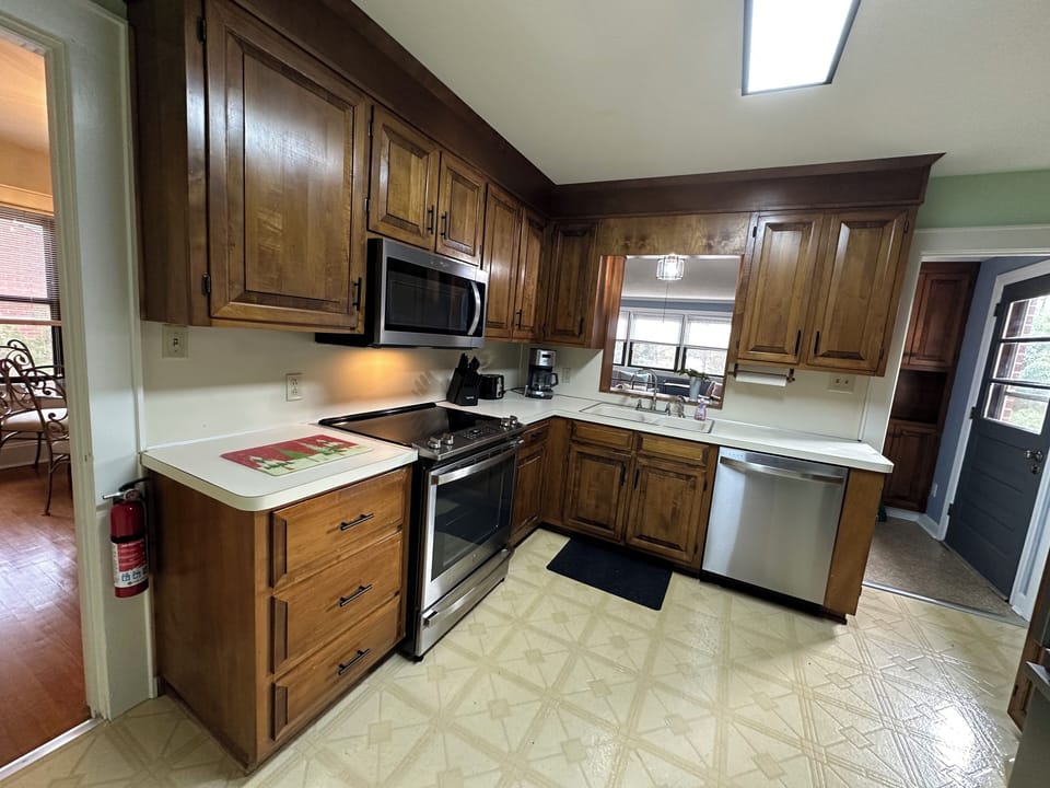 Kitchen w/electric range, microwave, dishwasher, refrigerator