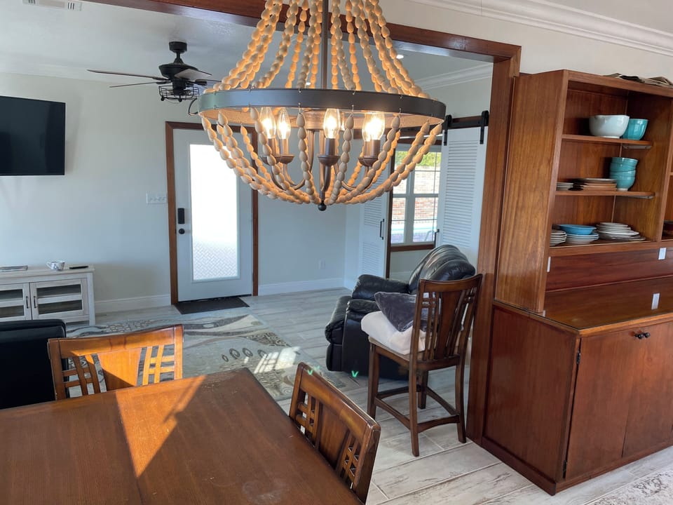 Open floorplan living room and dining area 