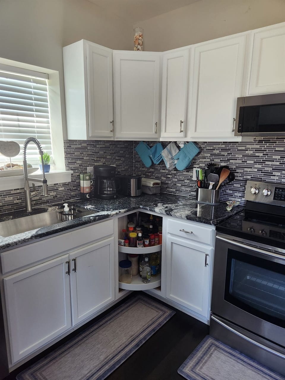 This coastal-modern kitchen is fully stocked and ready for your inner chef.