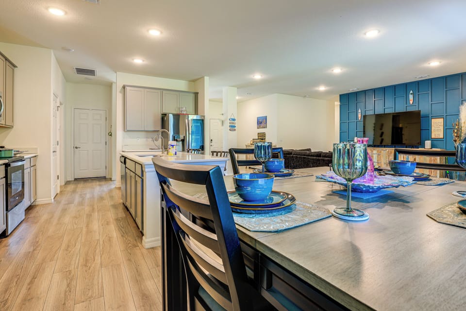 Dining Area | Dishes & Flatware Provided