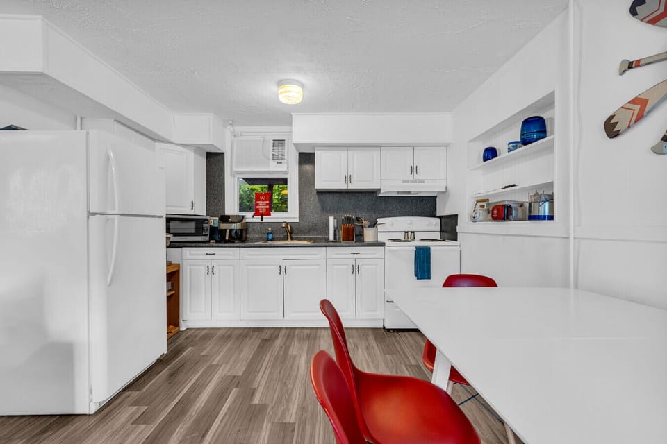Sleek meets vintage charm—this kitchen’s got all the goods to fuel pancake mornings and midnight snacks.