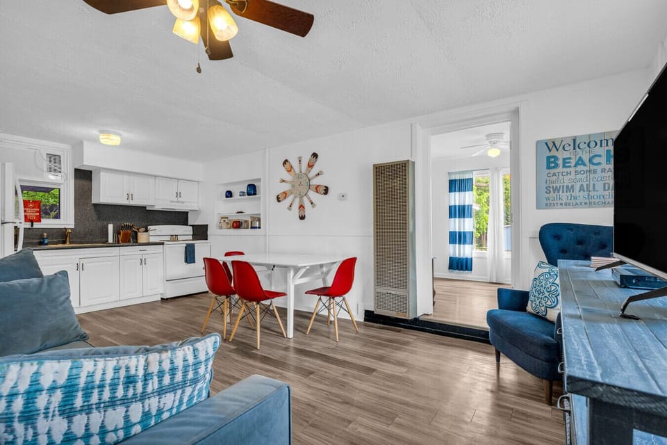 Kick back, fire up the popcorn, and let the lake day recap begin. Open-concept coziness with space to sprawl.