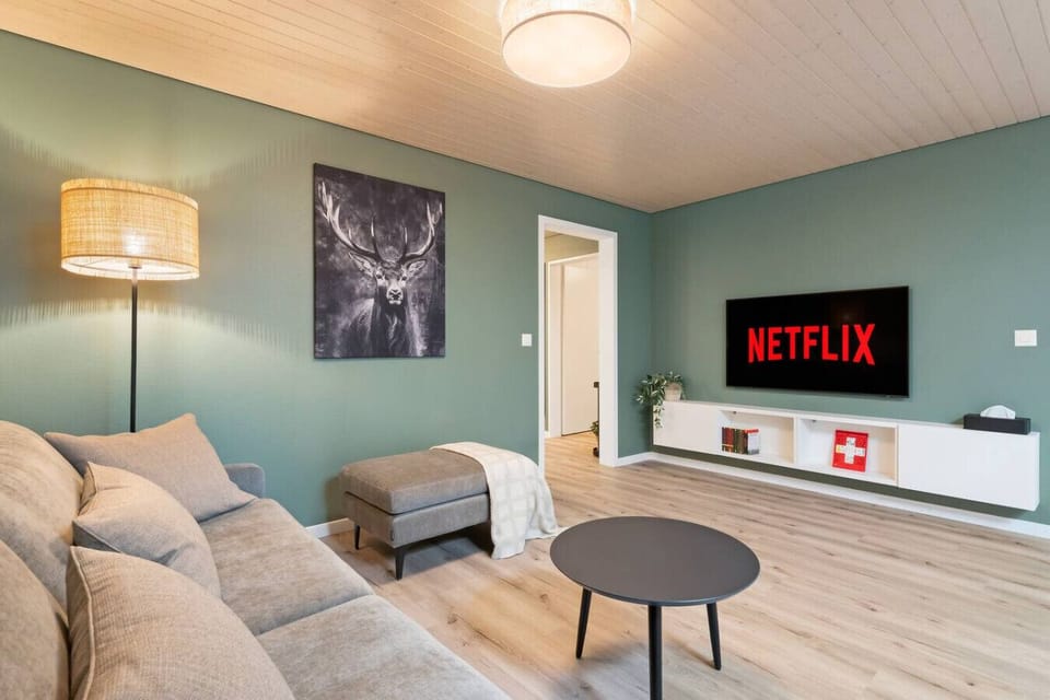 A place to unwind: enjoy your favourite series on the smart TV or browse through the selection of books provided. The atmospheric lighting is perfect for reading or simply relaxing in comfort.