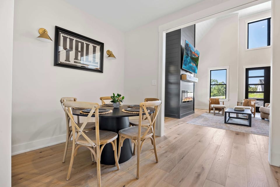 Dining area: Enjoy delightful meals in this bright and inviting dining area, designed for connection and conversation. From breakfast to dinner, savor every moment together.