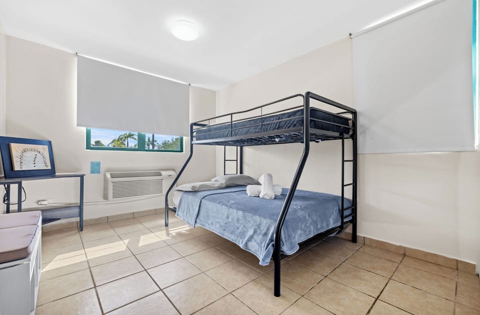An ideal space for families or groups, with functional and cozy beds.

