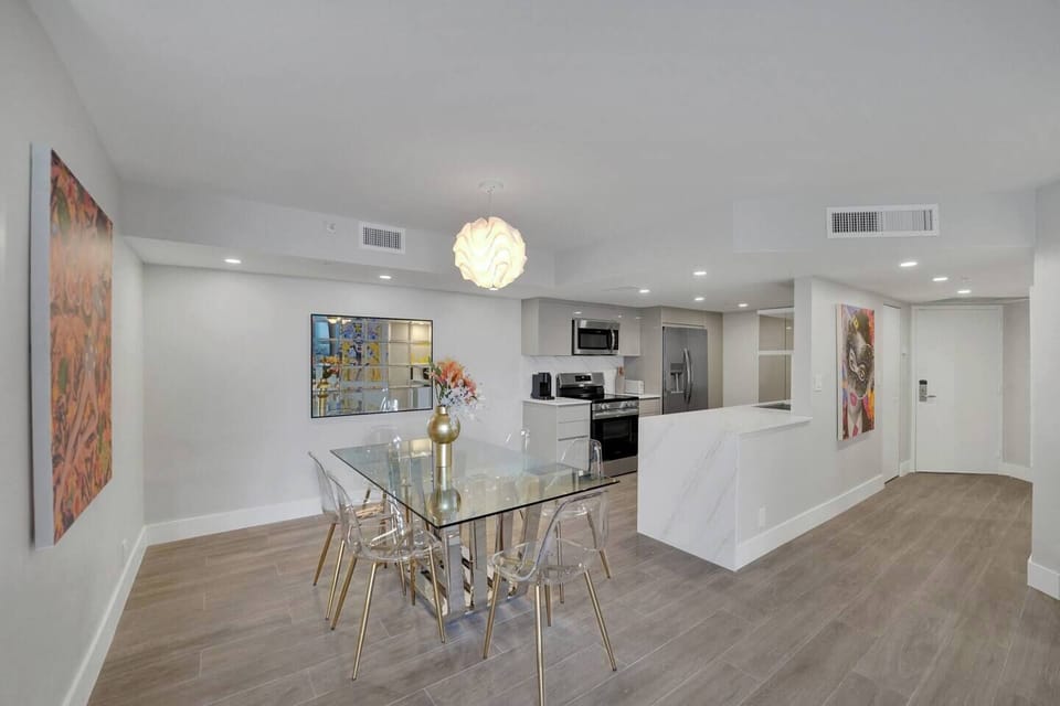 Dining area with seating for 6, fully equipped kitchen with washer dryer, front door