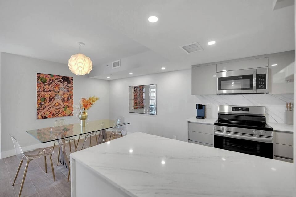 Dining area with seating for 6, fully equipped kitchen with washer/dryer