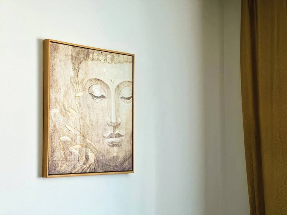 Art detail – Stylish touches throughout 🎨 Check availability!