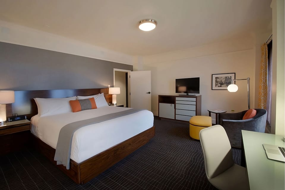 Unit with King bed. Exact unit will be assigned upon arrival. Views, colors and decor may vary.