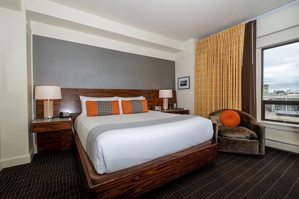 Unit with Queen bed. Exact unit will be assigned upon arrival. Views, colors and decor may vary.