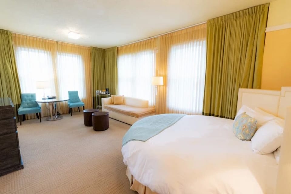 Unit with King bed. Exact unit will be assigned upon arrival. Views, colors, and decor may vary.