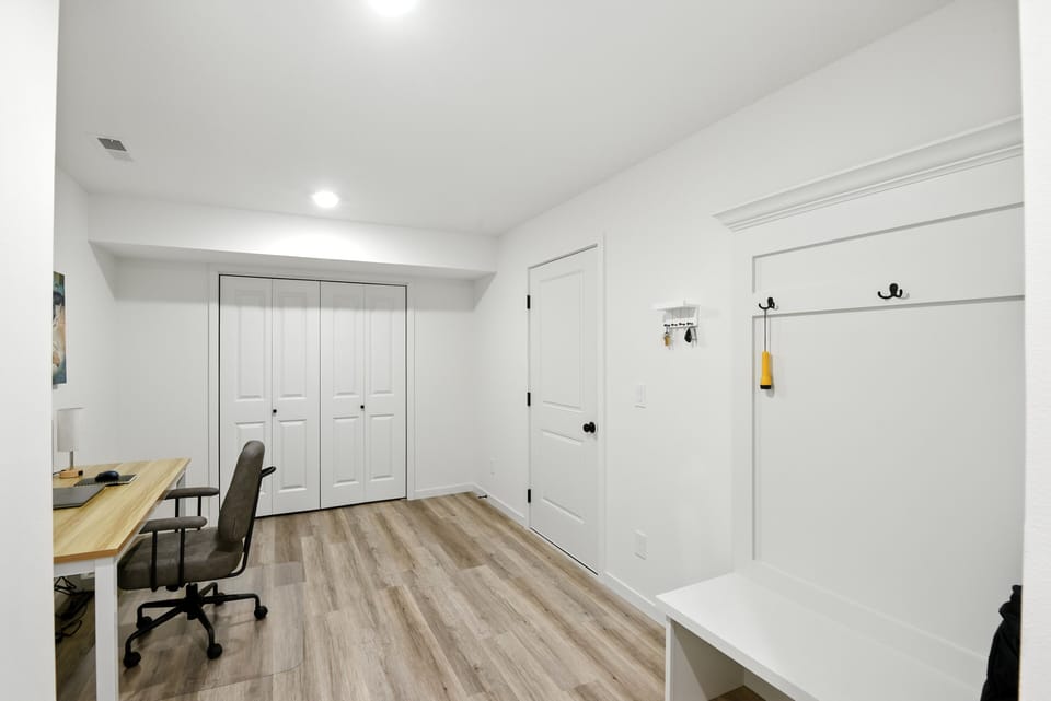 Indoors, Desk, Furniture, Table, Floor