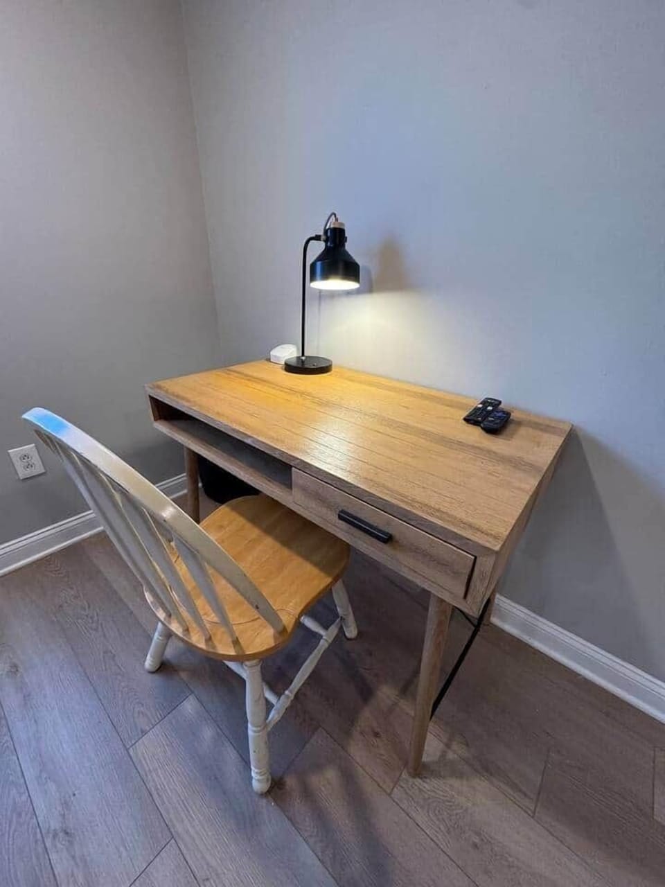 
"Cozy up in our beautifully decorated room featuring a comfy queen bed and a spacious closet for all your essentials. Perfect for travelers looking for a stylish and relaxing stay!"