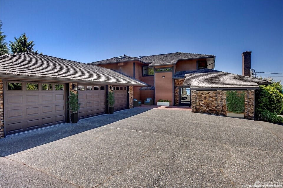 Triple garage and entrance 