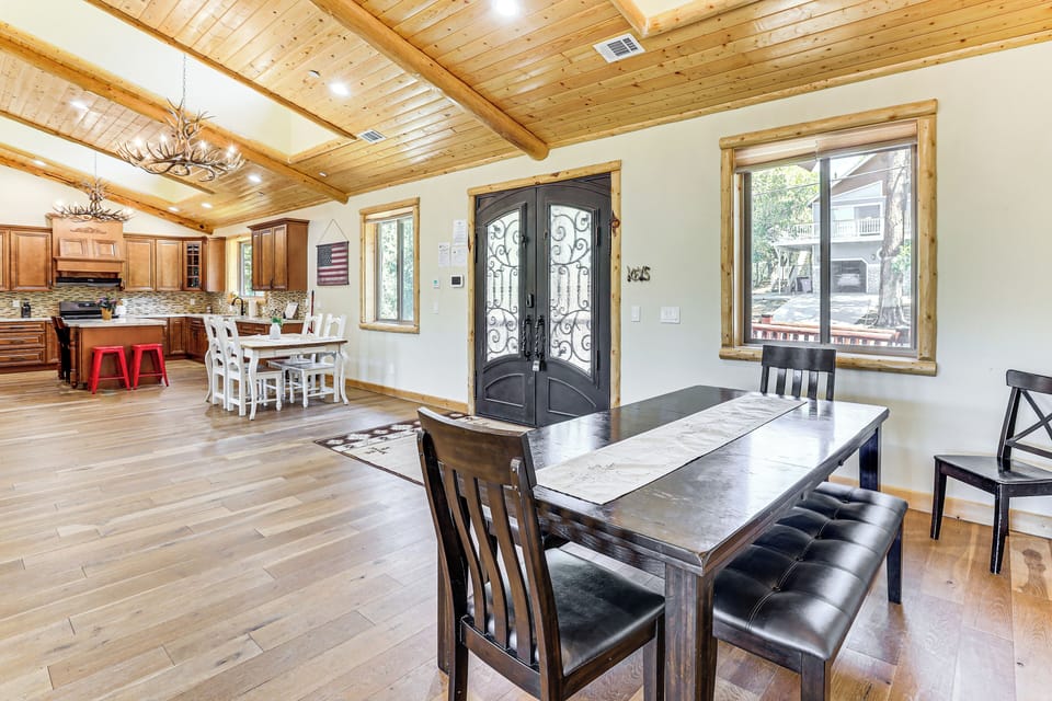 Dining Area | Dishware/Flatware Provided | Main Floor