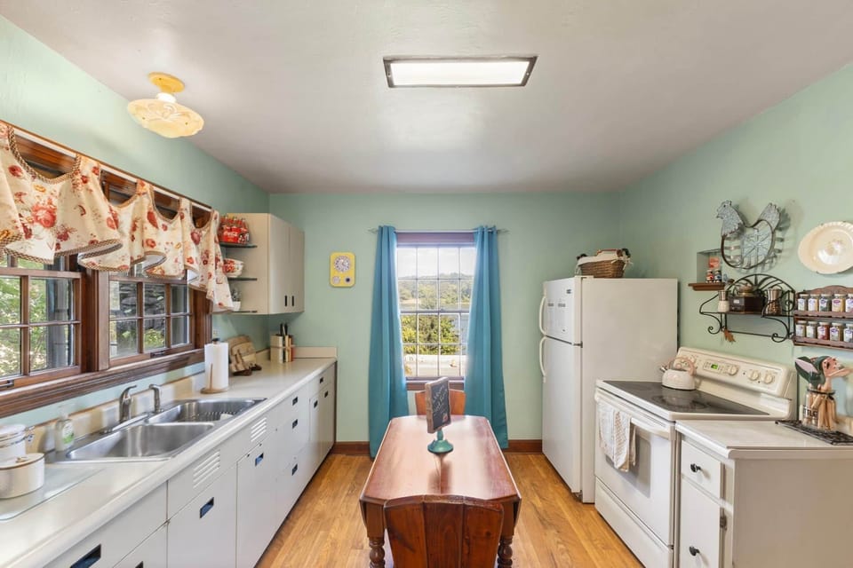 Fully stocked kitchen with modern amenities