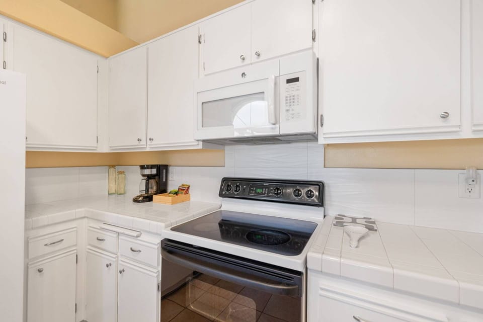 Enjoy Cooking in The Fully Stocked Kitchen