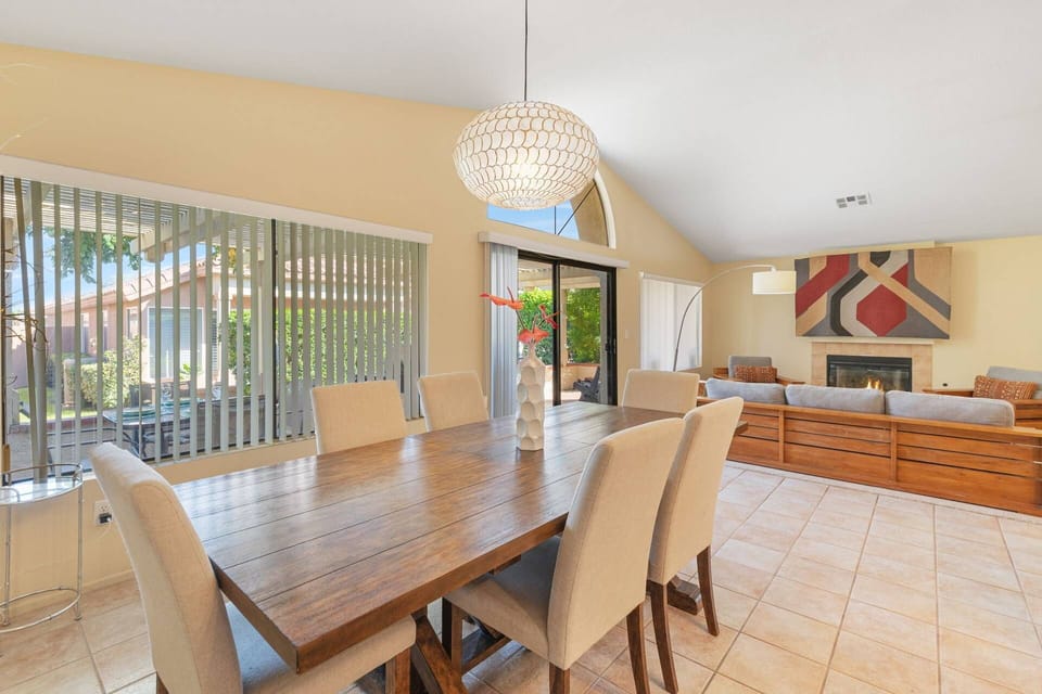 Dining room seating for 6 guests