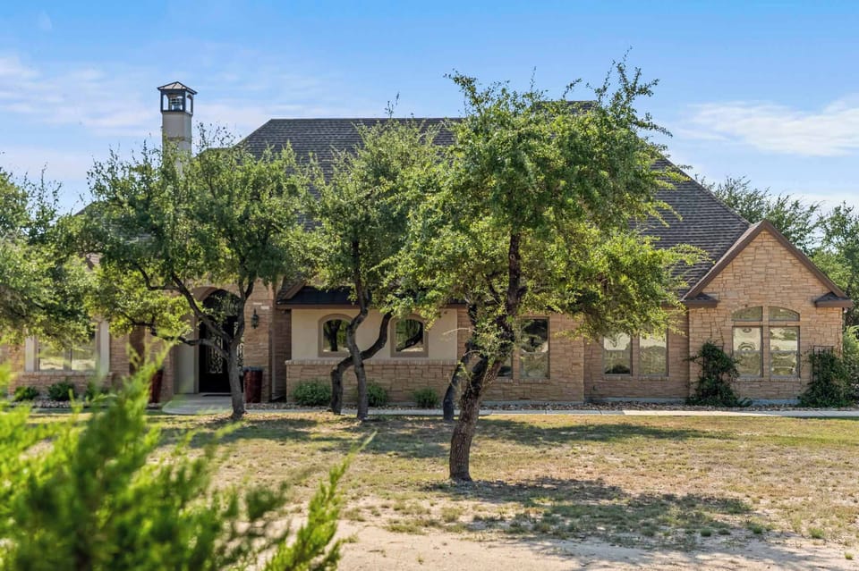 Experience luxury in Wimberley! This 4BR/4BA home offers ensuite bedrooms, private pool, indoor fireplace, chef’s kitchen, media room, and gas BBQ. Pet-friendly with parking for 4–6!