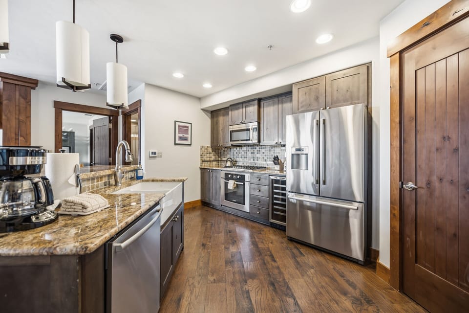 Granite Island with Farmhouse Sink & Full Kitchen View
