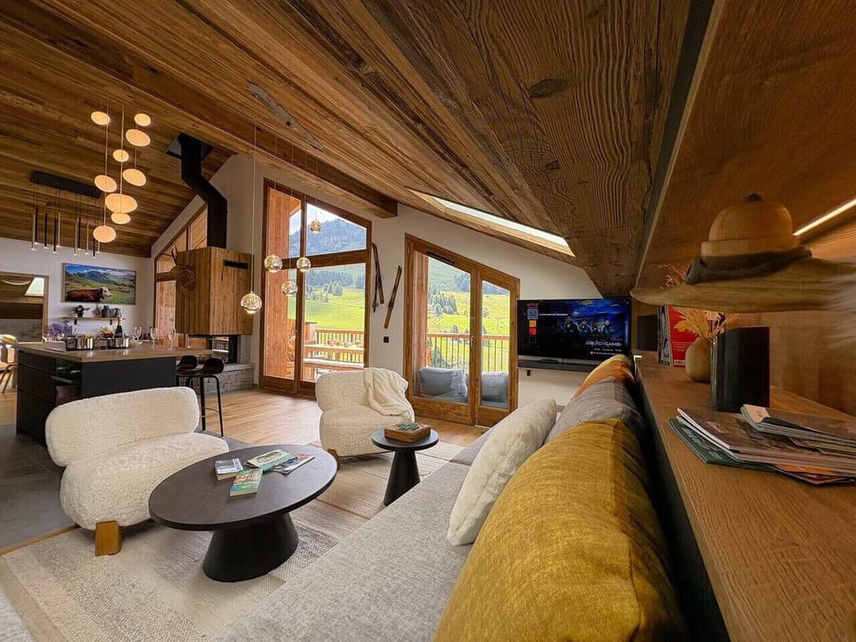salon avec banquettes confortables sur mesure, vue montagne