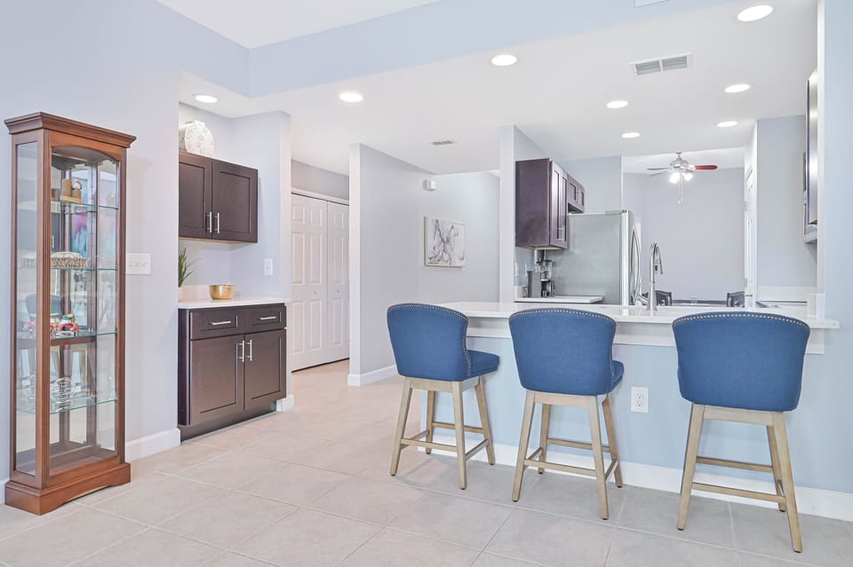 MB102 - Fully equipped kitchen with breakfast bar