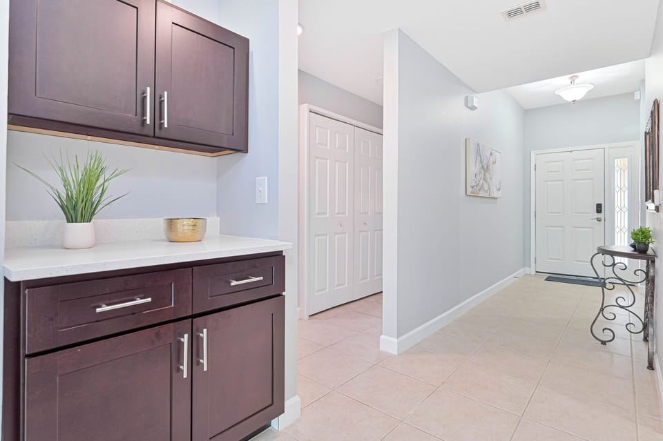 MB102 - Dry bar off the living