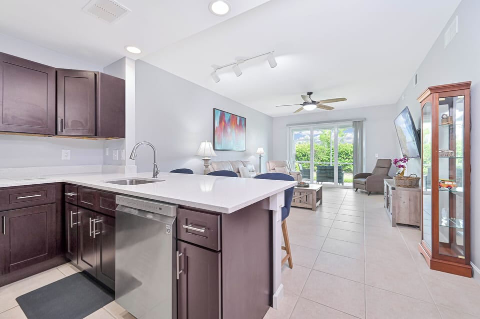MB102 - Fully equipped kitchen with breakfast bar