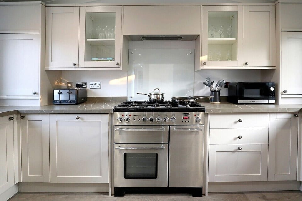 Fully equipped kitchen with dishwasher and American style fridge freezer