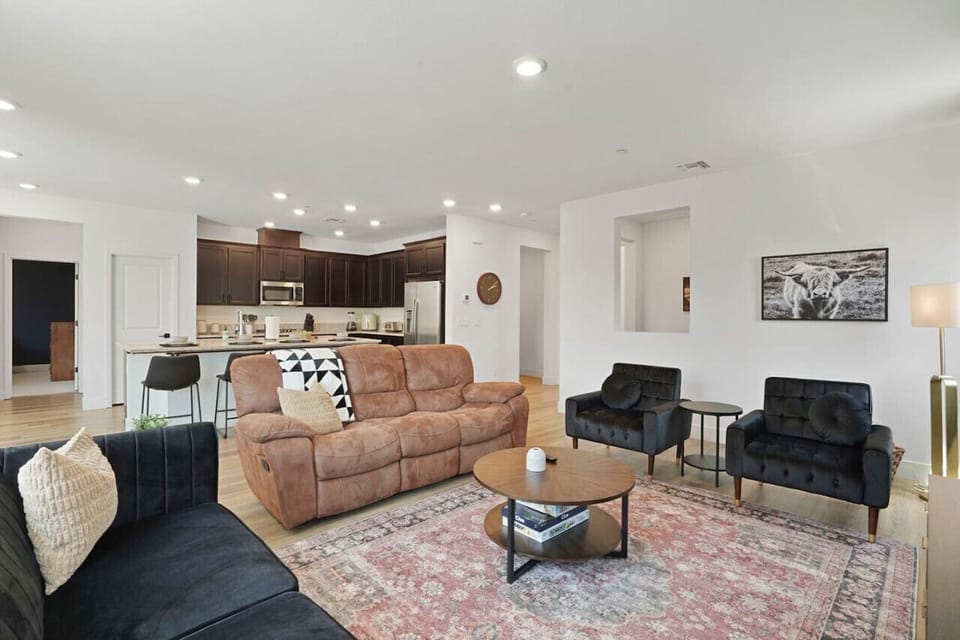 Open concept kitchen + livingroom great for a large family.