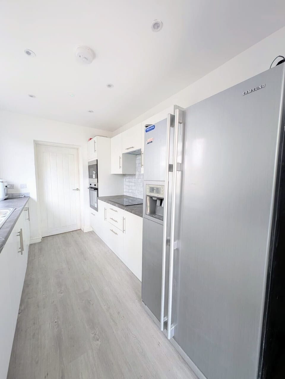 Effortless clean-up with our full-size, integrated dishwasher. More time for you to relax.