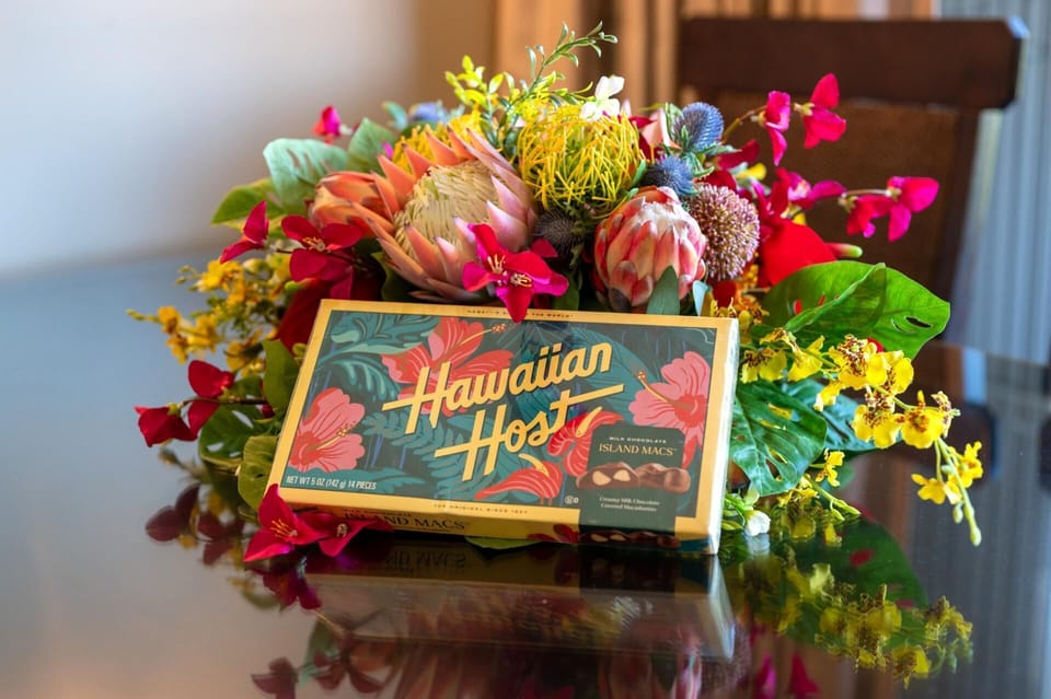 Tropical florals add a cheerful welcome to your dining space, set beside the fully equipped kitchen. HKH-240