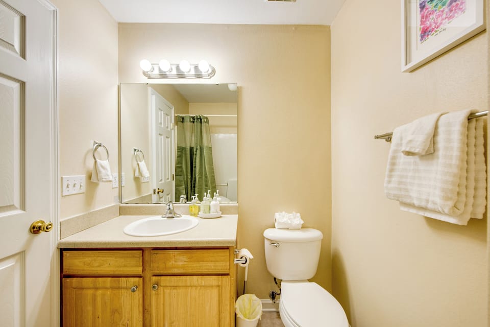 En-Suite Bathroom | 2nd Floor | Complimentary Toiletries | Hair Dryer