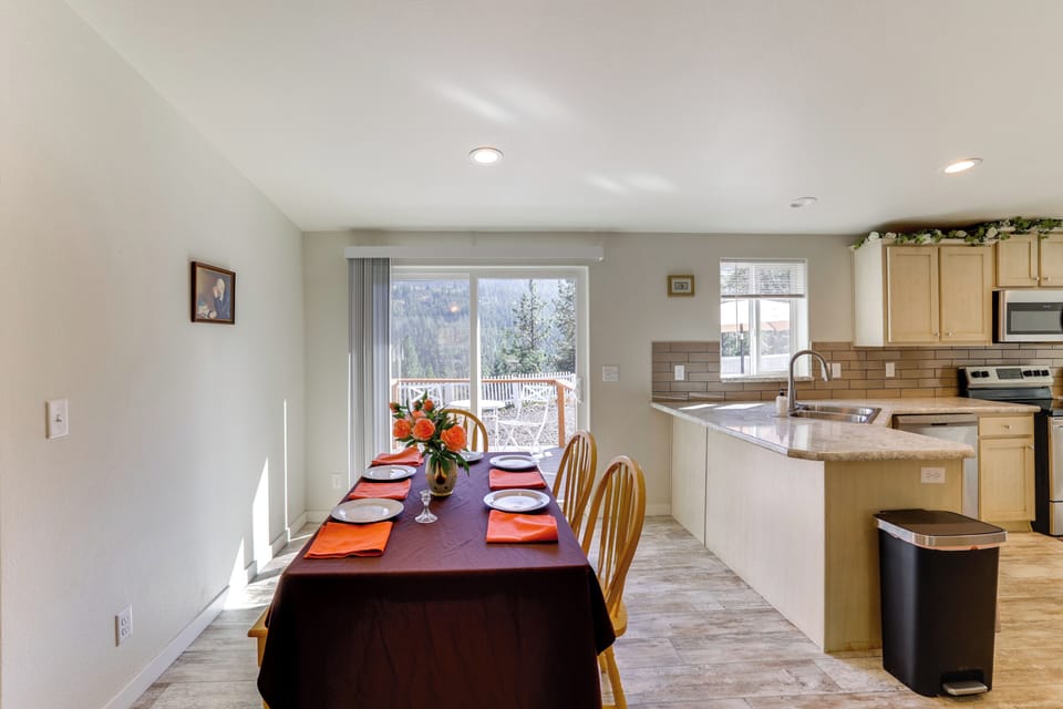 Dining Area | Dishware/Flatware