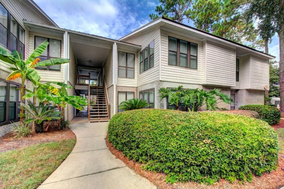 Welcome home to this charming building nestled in lush greenery—your 2nd-floor condo awaits.