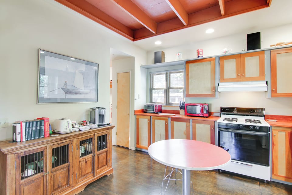 Kitchen | Toaster | Blender | 1st Floor