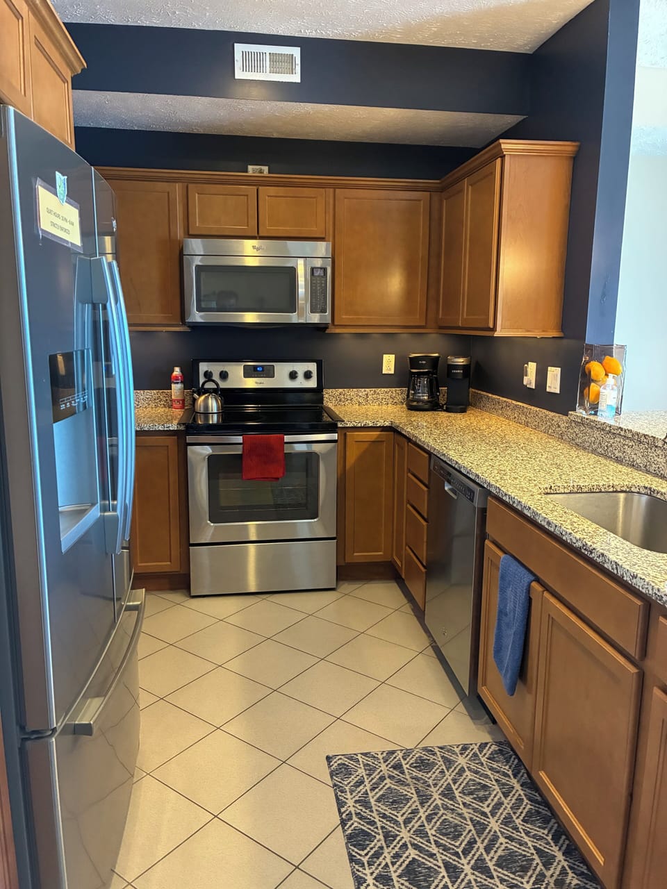 Stainless full equipped kitchen with drip coffee pot and keurig   440-479-4531