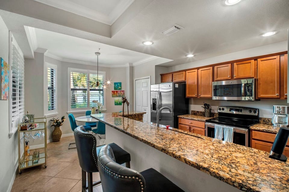 Breakfast Bar & Dining Room