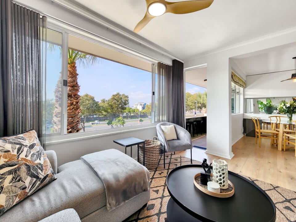 Modern Green Point Apartment with Balcony (30008)