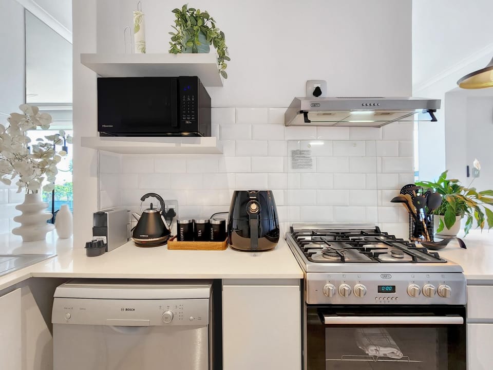 Modern Green Point Apartment with Balcony (29994)