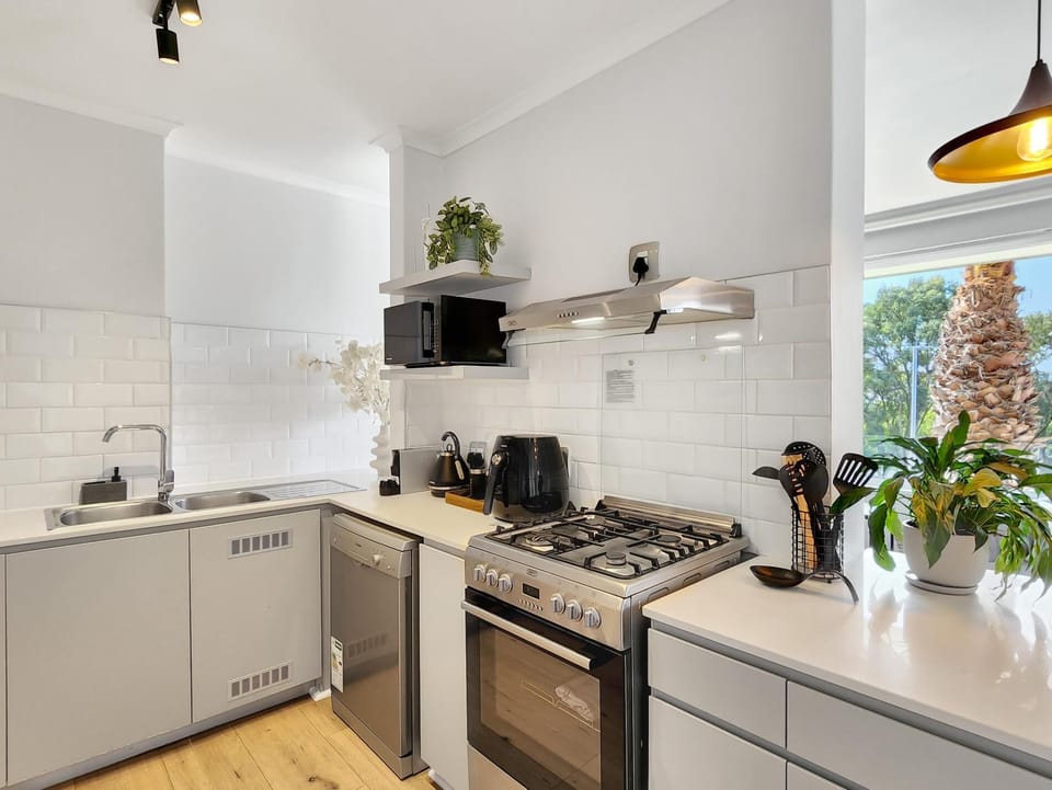 Modern Green Point Apartment with Balcony (29993)