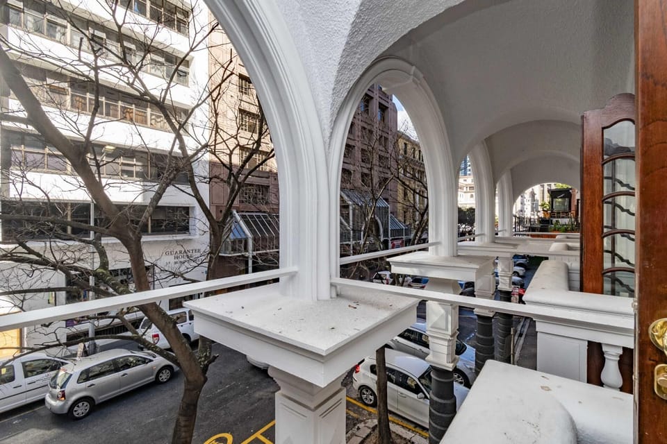 Stylish 1st-Floor Studio with Balcony in Cape Town (28982)