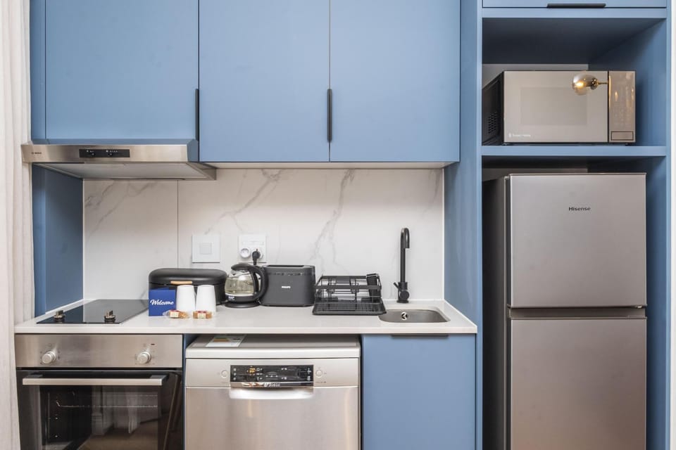 Stylish 1st-Floor Studio with Balcony in Cape Town (28979)