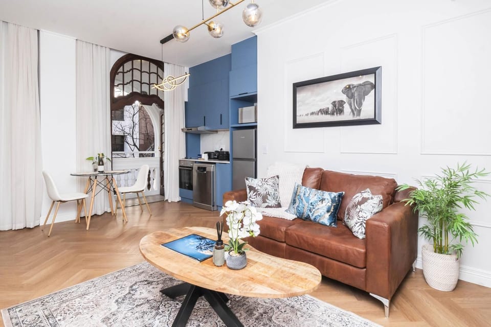 Stylish 1st-Floor Studio with Balcony in Cape Town (28974)