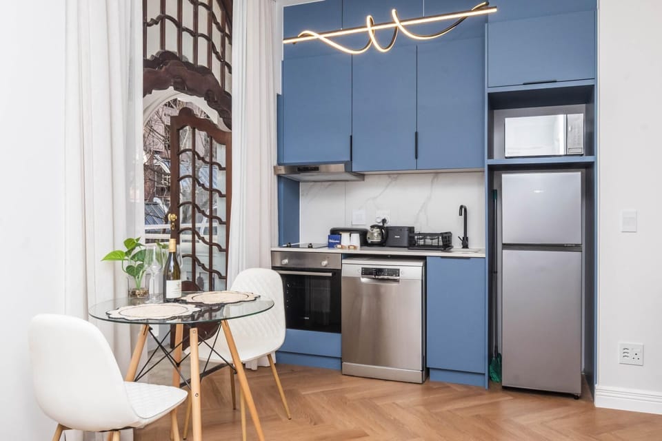 Stylish 1st-Floor Studio with Balcony in Cape Town (28978)