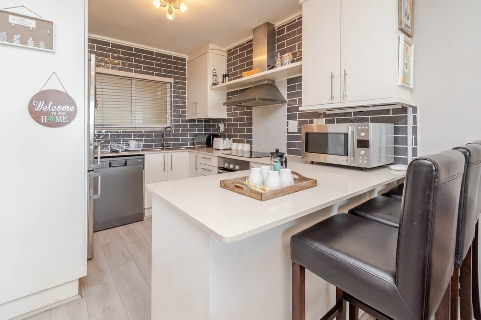 Lagoon Beach Apartment with Pool and Ocean Views (35771)