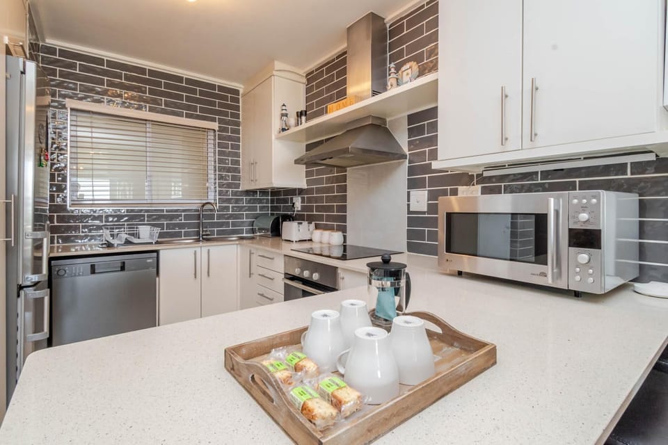 Lagoon Beach Apartment with Pool and Ocean Views (35772)