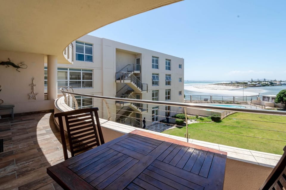 Lagoon Beach Apartment with Pool and Ocean Views (35786)